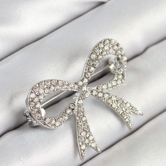 Üzeri Zirkon Taşlı Fiyonk Figürlü Gümüş Renk Kadın Broş