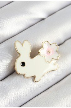 Mineli Çiçek Detaylı Krem Tavşan Figürlü Gold Renk Kadın Broş Mineli Çiçek Detaylı Krem Tavşan Figürlü Gold Renk Kadın Broş