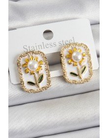 Pirinç Beyaz Mineli Papatya Figürlü Sanatsal Portre Model Gold Renk Kadın Küpe