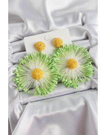 Yeşil Püsküllü Papatya Figürlü Hasır Örgü Model Gold Renk Kadın Küpe