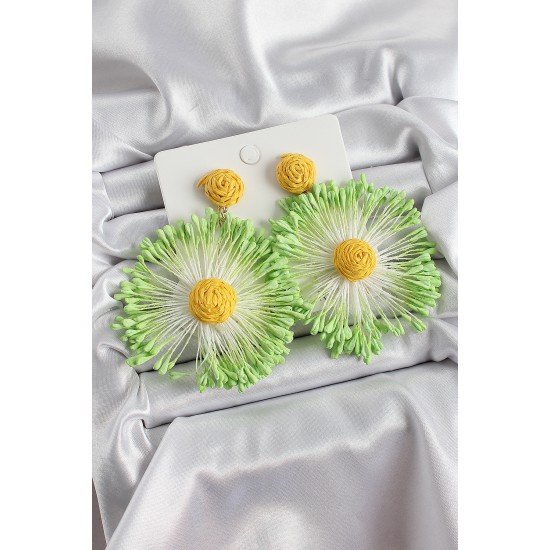 Yeşil Püsküllü Papatya Figürlü Hasır Örgü Model Gold Renk Kadın Küpe Yeşil Püsküllü Papatya Figürlü Hasır Örgü Model Gold Renk Kadın Küpe