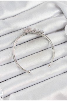 Pirinç Gümüş Renk Kalpli Zirkon Taşlı Kadın Bileklik Pirinç Gümüş Renk Kalpli Zirkon Taşlı Kadın Bileklik