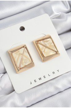 Pirinç Krem Üçgen Kesim Detaylı Kare Model Vintage Gold Renk Kadın Küpe Pirinç Krem Üçgen Kesim Detaylı Kare Model Vintage Gold Renk Kadın Küpe