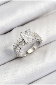 Pirinç Büyük Zirkon Taşlı Model Gümüş Renk Kadın Yüzük Pirinç Büyük Zirkon Taşlı Model Gümüş Renk Kadın Yüzük