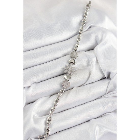 Pirinç Zirkon Taşlı Kalp Detaylı Çiçek Model Gümüş Renk Kadın Bileklik Pirinç Zirkon Taşlı Kalp Detaylı Çiçek Model Gümüş Renk Kadın Bileklik