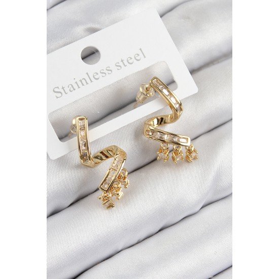 Pirinç Zirkon Taşlı Kıvrımlı Model Gold Renk Kadın Küpe Pirinç Zirkon Taşlı Kıvrımlı Model Gold Renk Kadın Küpe