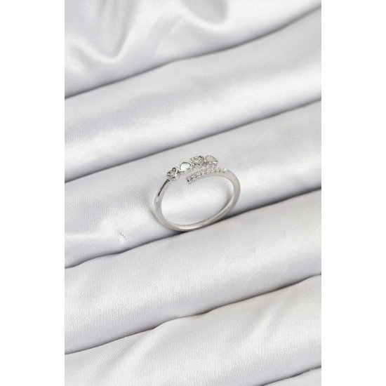 Pirinç Gümüş Renk Kalpli Detaylı Zirkon Taşlı Kadın Yüzük