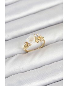 Pirinç Gold Renk Çiçek Model Zirkon Taşlı Kadın Yüzük