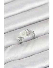 Pirinç Gümüş Renk Çiçek Model Zirkon Taşlı Kadın Yüzük