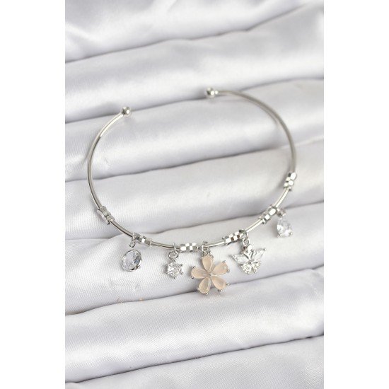 Çiçek ve Kelebek Charmlı Gümüş Renk Pirinç Kadın Bileklik Çiçek ve Kelebek Charmlı Gümüş Renk Pirinç Kadın Bileklik