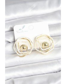 Pirinç Gold Renk Beyaz Mineli Geometrik Gül Model Kadın Küpe