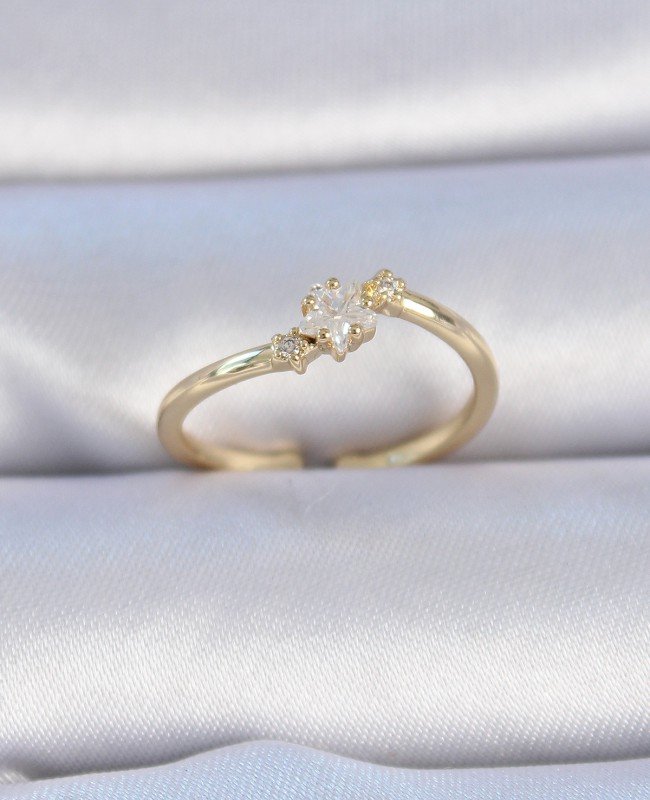 Pirinç Gold Renk Beyaz Çiçek Model Zirkon Taş Detay Kadın Yüzük Pirinç Gold Renk Beyaz Çiçek Model Zirkon Taş Detay Kadın Yüzük