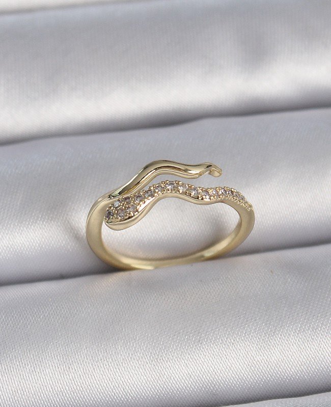 Pirinç Gold Renk Zirkon Taşlı Yılan Ayarlanabilir Model Kadın Yüzük Pirinç Gold Renk Zirkon Taşlı Yılan Ayarlanabilir Model Kadın Yüzük